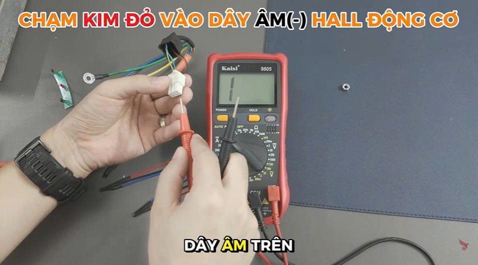 Hình minh họa kiểm tra mắt Hall động cơ xe điện bằng đồng hồ vạn năng: đặt que đo và đọc kết quả chênh lệch điện áp giữa các dây tín hiệu